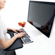 contour_armsupportred_perspective_w_person_screen_72dpi
