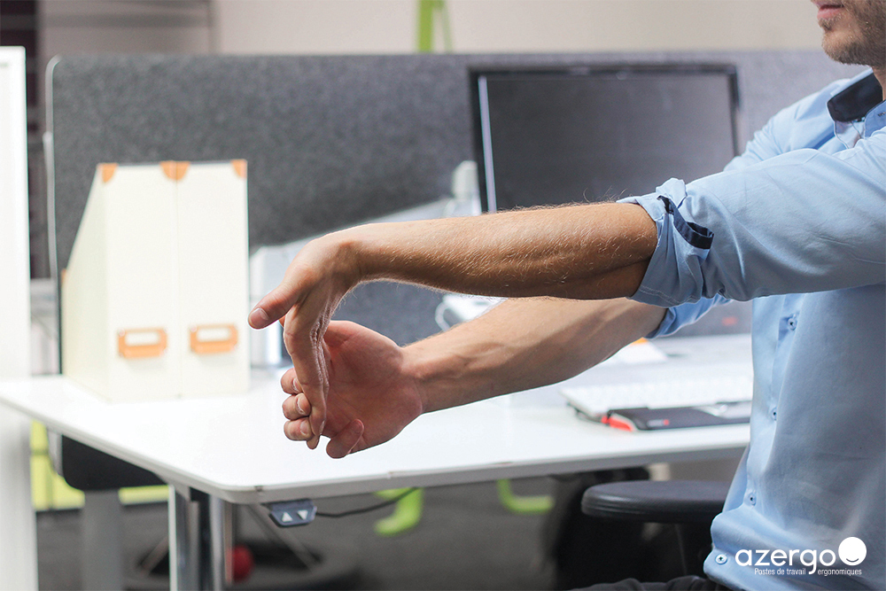 S'étirer les poignets avant un travail sur ordinateur
