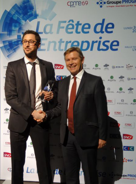 Nicolas PFENNIG, gérant d'Azergo reçoit le prix de la RSE des mains de Jean-Paul BABEY, directeur général d'Alptis