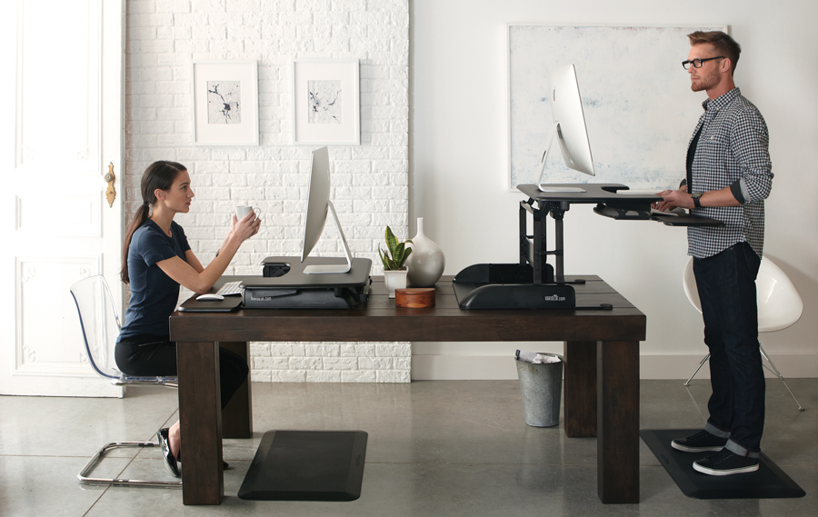Plateforme assis debout Varidesk pour prévenir le mal de dos et TMS