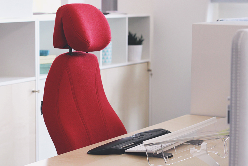 Un poste de travail confortable avec des accessoires ergonomiques