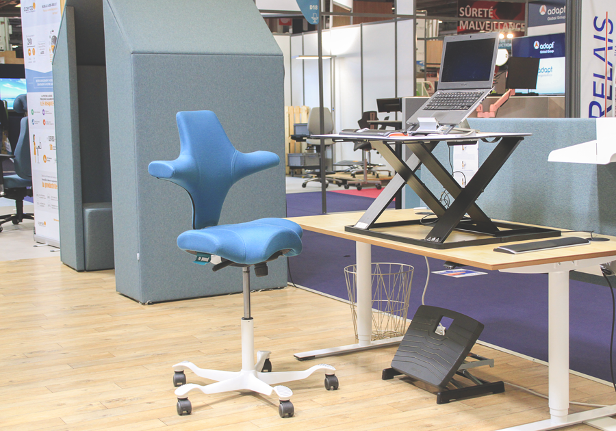 Plateforme de travail assis-debout Oploft et Siège Capisco - Santé et ergonomie au travail