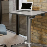 Stop au mal de dos au bureau - Altrnance de posture grâce à la station de travail Learnfit