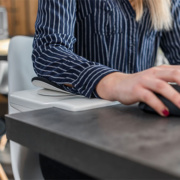 Support de bras ergonomique Mouzen contre les douleurs de bras au travail
