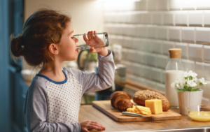 - Règles de l’ergonomie pour les enfants - Boire de l'eau